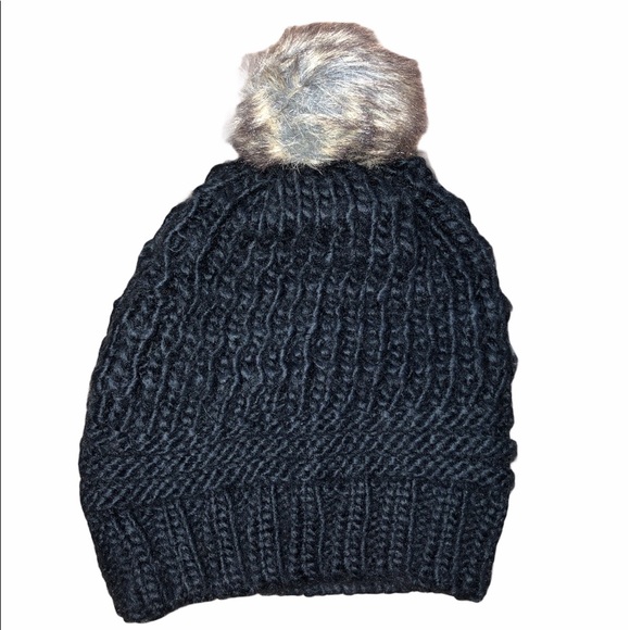 Black cable knit faux fur Pom Pom winter beanie - Picture 3 of 4